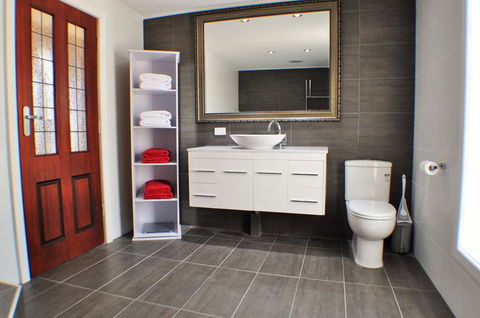 MODERN & LUXURIOUS WITH SPA BATH! - e-Seniors 3