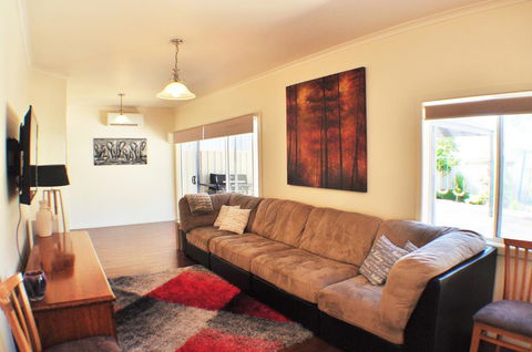 MODERN & LUXURIOUS WITH SPA BATH! - e-Seniors 2