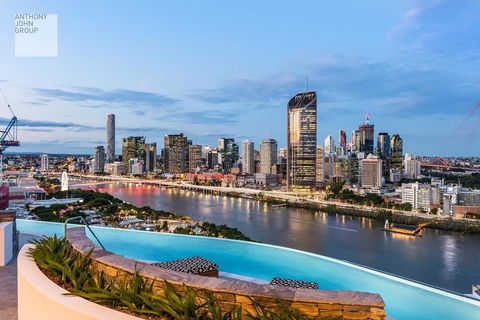 Modern Apartment In South Brisbane Infinity Pool - e-Seniors 1