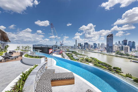 Modern Apartment In South Brisbane Infinity Pool - e-Seniors 2