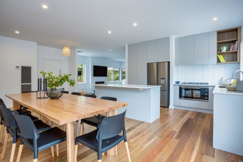 Molly's Beach House: - e-Seniors 1
