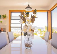 Moonah House-10 mins to CBD MONA 4BR 2 BATH great view park 3 cars sleep 11 king bed en-suite - e-Seniors