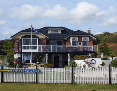 Moonlight Bay B&B Guest House - e-Seniors 1