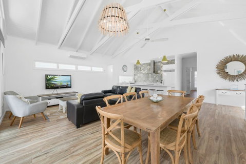 Mudjimba Island Beach House - e-Seniors 1