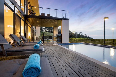 Newhaven Luxury Family Home With Bay Views, Large Pool, Jacuzzi, Tennis Court, Playground - e-Seniors 0