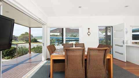 No. 1 Fingal Bay Beach House - The Little Abode - e-Seniors 1