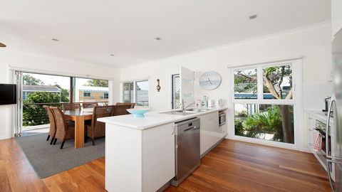 No. 1 Fingal Bay Beach House - The Little Abode - e-Seniors 3