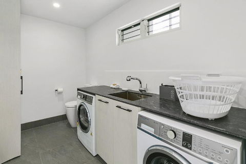 Ocean Views, Luxury Living In Noosa Heads - Unit 2/13 Angler Street - e-Seniors 3