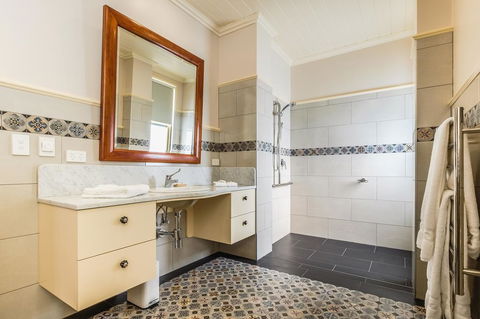Old Bank Boutique Hotel - e-Seniors 1