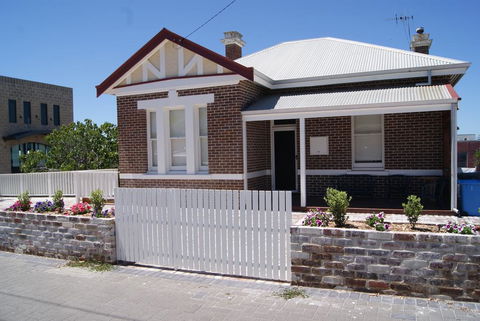 Old Sergeants Quarters - e-Seniors 0