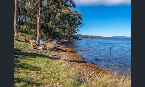 On The Huon River - e-Seniors 1