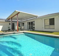 Palm 95 - Modern 4 BDRM Home with Pool - e-Seniors