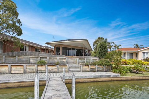 Pelican Brief - Relaxing Canal Frontage - e-Seniors 0