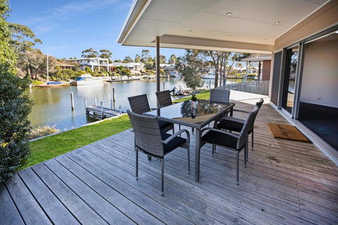 Pelican Brief - Relaxing Canal Frontage - e-Seniors 3