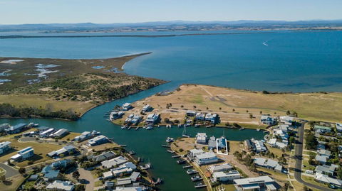 Pelican Landing - Stunning Lake King Views - e-Seniors 0