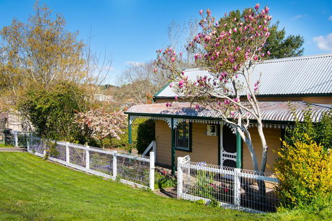 Pembroke House - e-Seniors 0