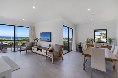 Penthouse Luxe, Sunrise Beach - e-Seniors 2