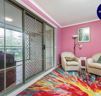 Pet Friendly Home - Pool  Parking - Tennis Court - e-Seniors