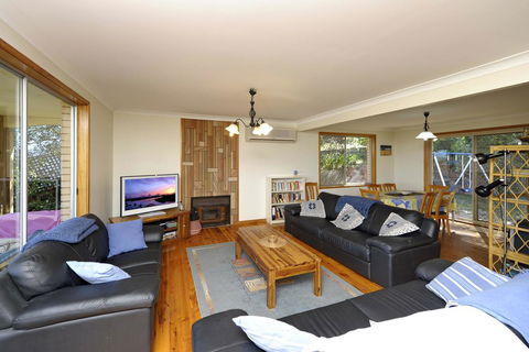 Pet Friendly Lentara St 10 - Fingal Bay - e-Seniors 2