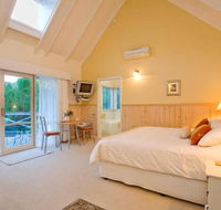 PLUM TREE STUDIO - couples lakeside spa retreat - e-Seniors