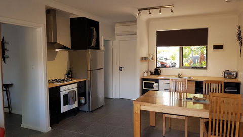 Red Ochre - Large 1BR With Private Courtyard - e-Seniors 2
