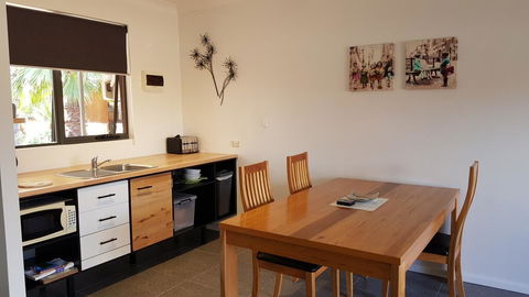 Red Ochre - Large 1BR With Private Courtyard - e-Seniors 1
