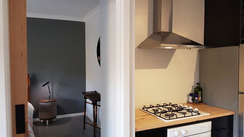 Red Ochre - Large 1BR With Private Courtyard - e-Seniors 3