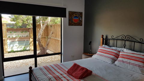 Red Ochre - Large 1BR With Private Courtyard - e-Seniors 0