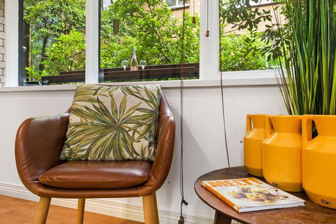 Retro Styled 3 Bedroom Apartment With Tree Views - e-Seniors 2