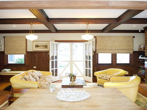 Robin Hill Manor - Rambling Retreat & Tennis Court - e-Seniors 1
