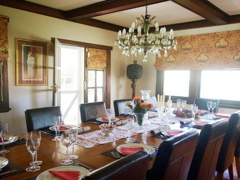 Robin Hill Manor - Rambling Retreat & Tennis Court - e-Seniors 2