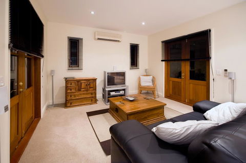 Rubys Garden Cottage - e-Seniors 2