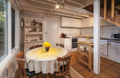 Santosa Cottage Sassafras - e-Seniors 1