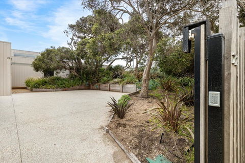 SeaSide Serenity: Tennis Court & Back Beach - e-Seniors 0