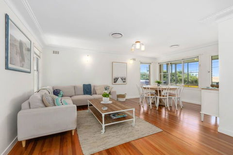 Seaview Beach House By Corporate Boardies - e-Seniors 2