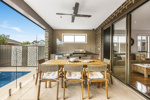 Serenity On Seaview Boutique Retreat With Pool By The Beach - e-Seniors 1