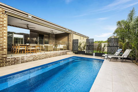 Serenity On Seaview Boutique Retreat With Pool By The Beach - e-Seniors 0