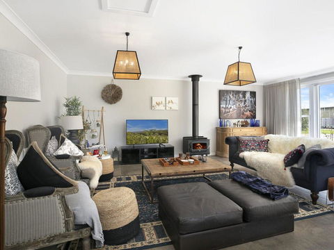 Silky Oak Villa - Spacious & Beautifully Decorated - e-Seniors 0