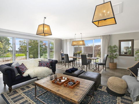 Silky Oak Villa - Spacious & Beautifully Decorated - e-Seniors 1
