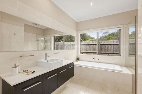 Sorrento Serenity Luxury Villa With Private Pool, Theatre And Games Room - e-Seniors 3