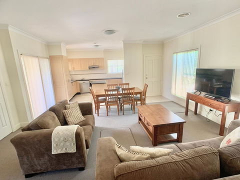Spacious 2 Bed, 2 Bath Villa - Central Location - Quiet - e-Seniors 0