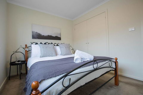 Spacious Lovely 5Beds Home@Point Cook - e-Seniors 2