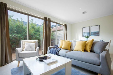 Spacious Lovely 5Beds Home@Point Cook - e-Seniors 0