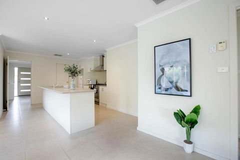 Spacious Lovely 5Beds Home@Point Cook - e-Seniors 3