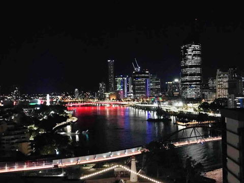 Spacious River Front 2 Bed Apt Central Location - e-Seniors 3