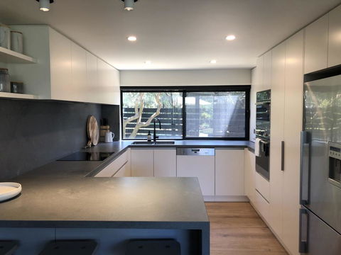 Spray Point Beach House: Entertaining Deck - e-Seniors 2