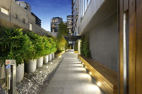 STYLISH 2BR 2BTH + CAR = HEART OF SOUTH YARRA - e-Seniors 1