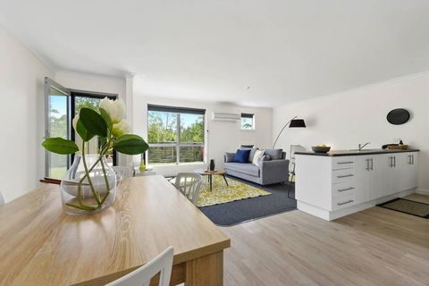 Stylish And Spacious Launceston Villa + Free Wifi - e-Seniors 0