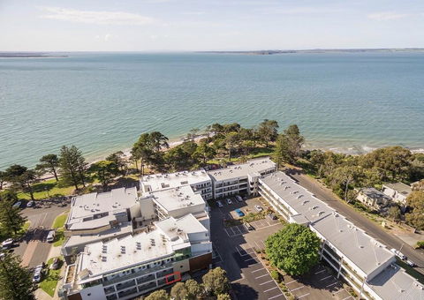 Stylish Island Getaway - BEACHFRONT APARTMENT - e-Seniors 0