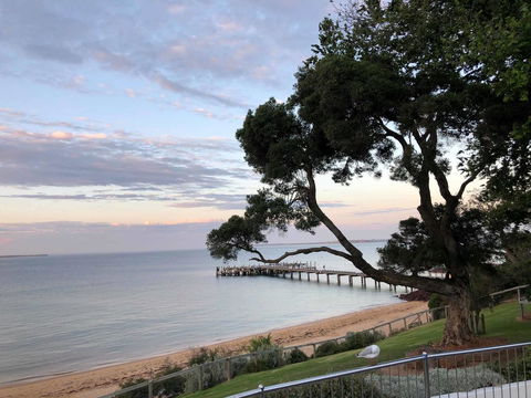 Stylish Island Getaway - BEACHFRONT APARTMENT - e-Seniors 3